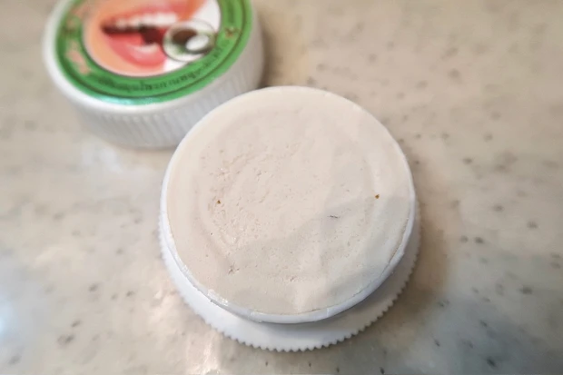 Rasyan  Herbal Clove Toothpaste with COCONUTのテクスチャー