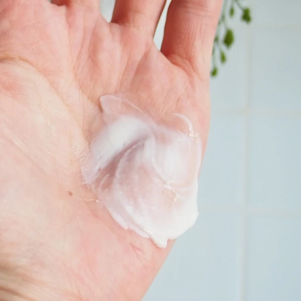 「デュオ クレンズセラム ピール＆ブースト」のテクスチャー