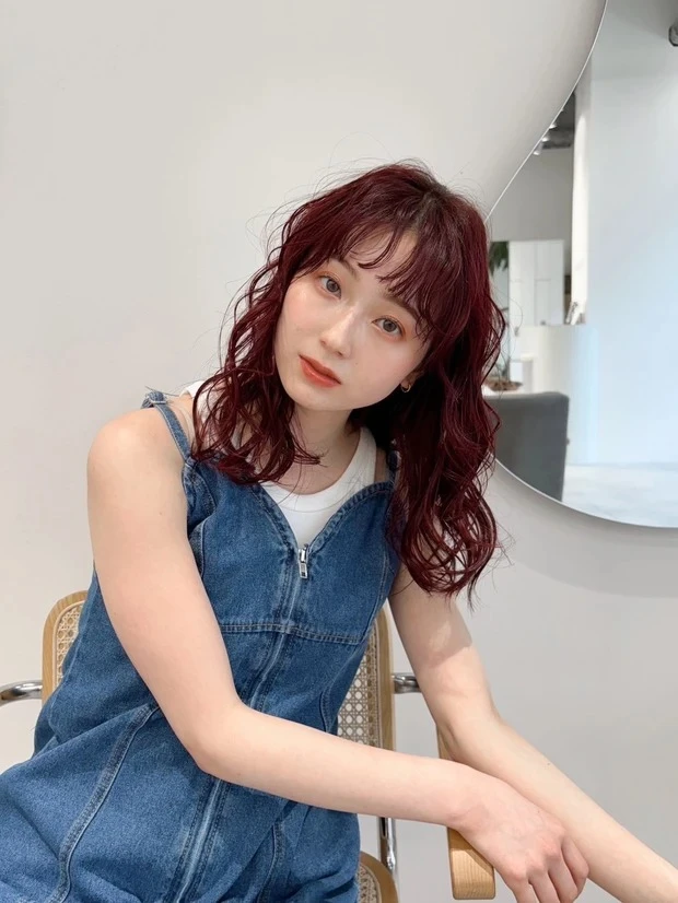 【卵型さんにおすすめの髪型】ミディアムヘア編_【卵型×ミディアムヘア】無造作バング✕カシスレッドが大人かわいい! 重軽ミディアムパーマ