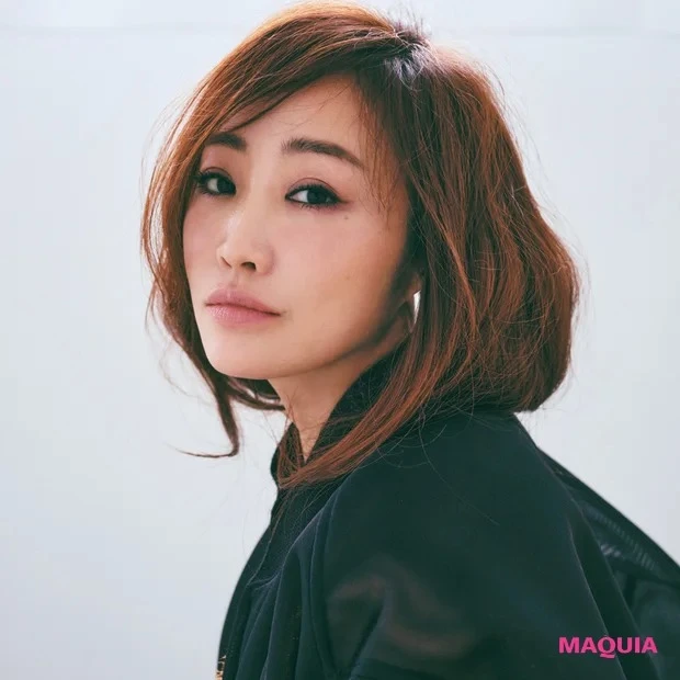 神崎 恵さんがメイク×ファッション提案。秋のヌーディメイクには辛口盛りコーデが相性◎