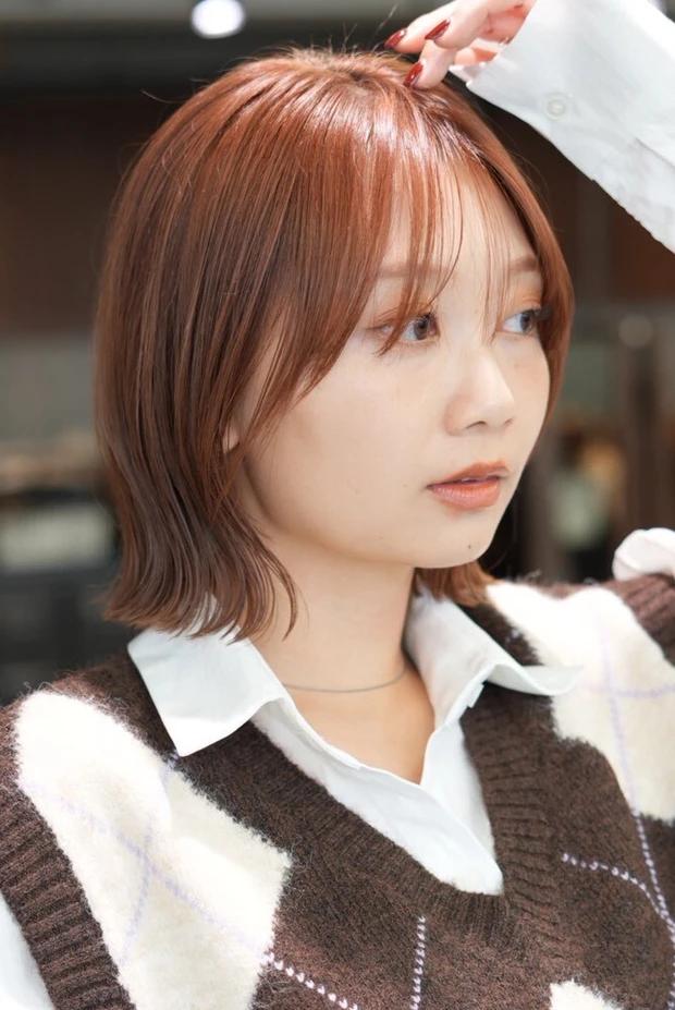 髪型　ボブ　レイヤーボブ　小顔ヘア　明るめ　前髪あり　スタイリング