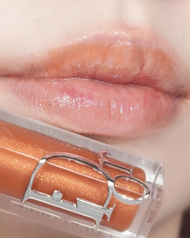 あの名品がリニューアル！待望の新作【新ディオールアディクトリップマキシマイザー】をブルベ夏のコスメオタクが徹底レビュー。"ブルベにおすすめカラー"や"バズったベージュ系カラー"をスウォッチ。_8_2