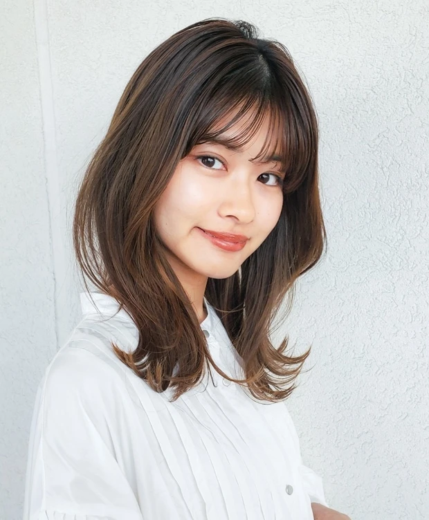 ミディアム　ヘア　髪型　ヘアスタイル　前髪あり　くびれヘア