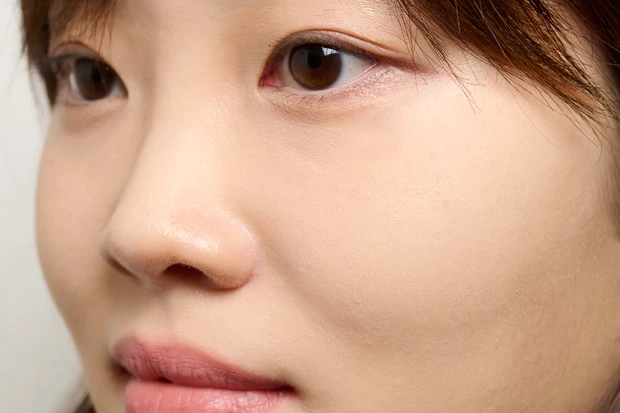 クリスマスコフレ 2025 NARS ライトリフレクティング プリズマティックパウダー 05082 塗ってみた