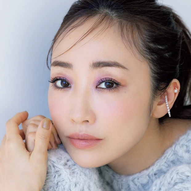 大人にも似合うキラキラメイクとは？ 今どきの取り入れ方を神崎 恵さんがレ…