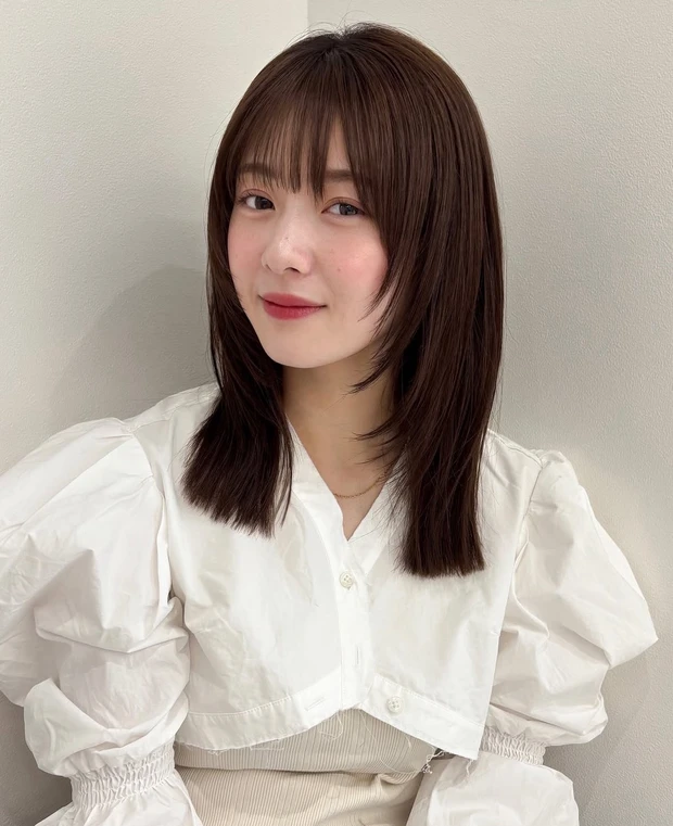髪型 ミディアムレイヤー ミディアムヘア 前髪あり ハッシュカット風 スタイリング