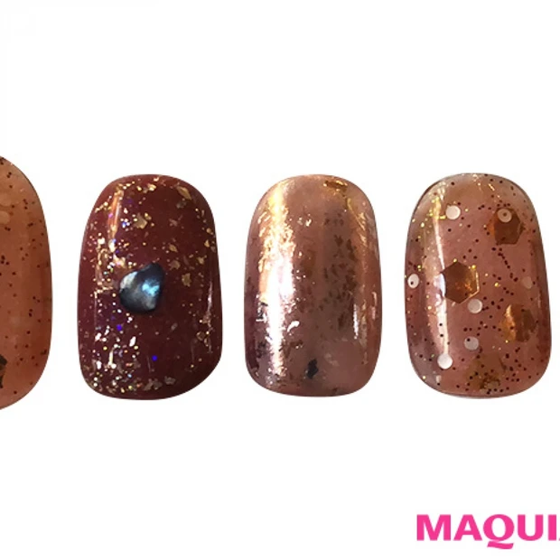 あたたかなブラウンを効かせた、ロマンティックな雪の「ホログラム」ネイル