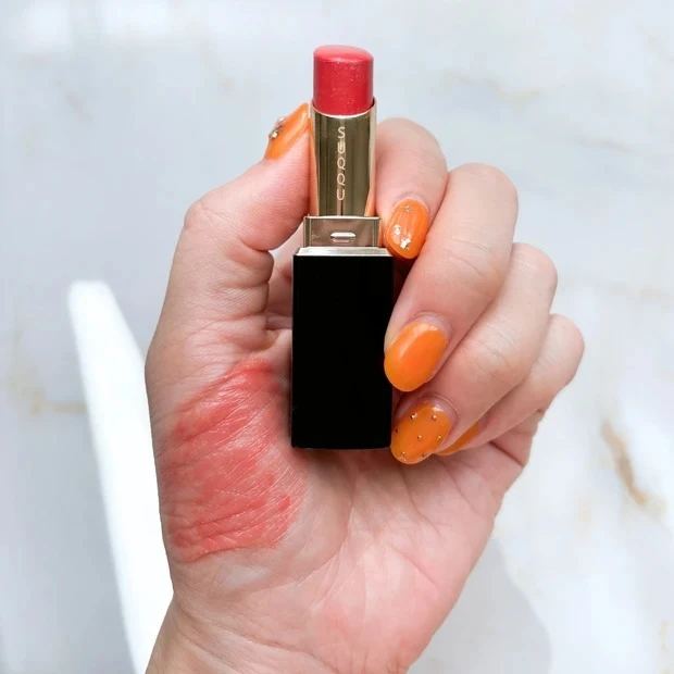 SUQQU モイスチャー グレイズ リップスティック 03 スウォッチ