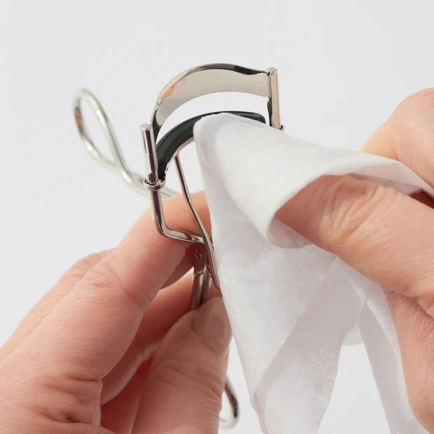 ビューラーの洗い方 2. ゴムの部分の汚れもウェットティッシュで拭く