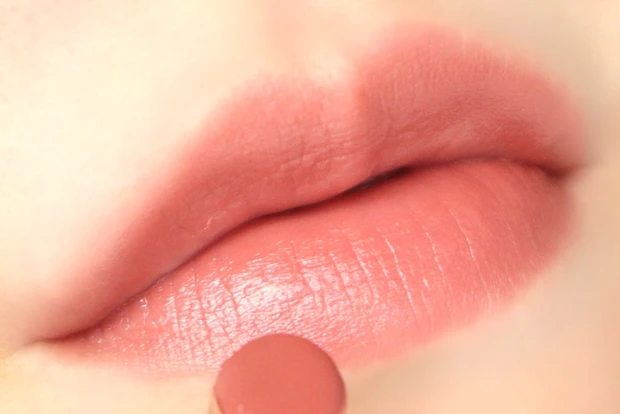 キス リップアロー 02 着画 色 パーソナルカラー