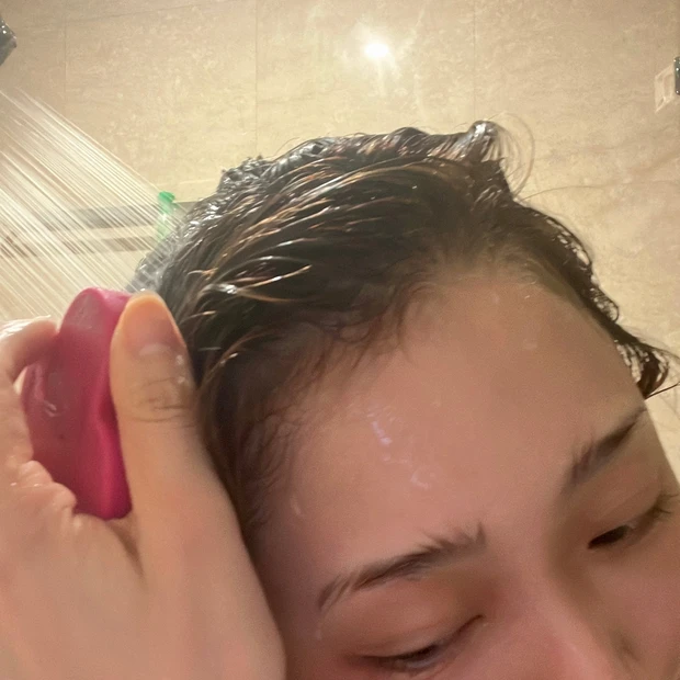 頭皮 頭皮ケア ヘアケア  頭のコリ たるみ対策 小顔効果  uka スカルプブラシ ケンザン  maquiaonline maquia マキアブロガー MAQUIAエキスパート Anna