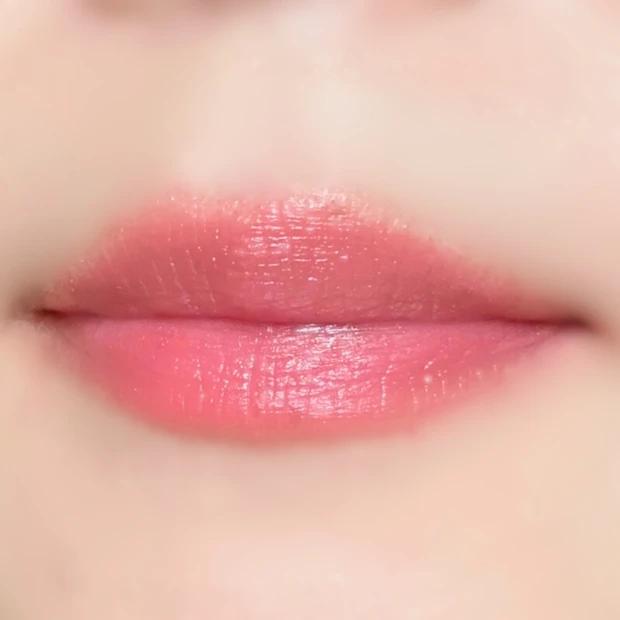 BRAYE 04 SAVVYを唇に塗った仕上がりイメージ