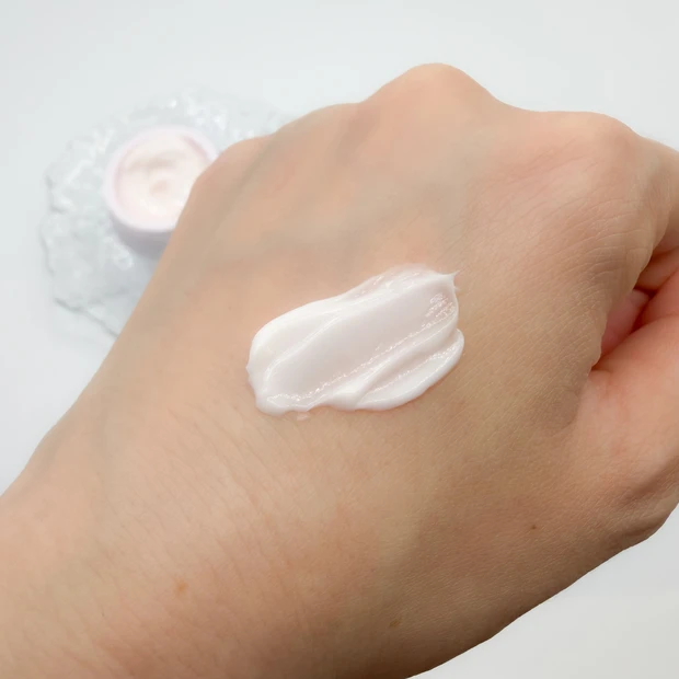 塗った瞬間ピタッと密着！フェイスライン変わる？DEWの美フォルムクリームが想像以上だった_3