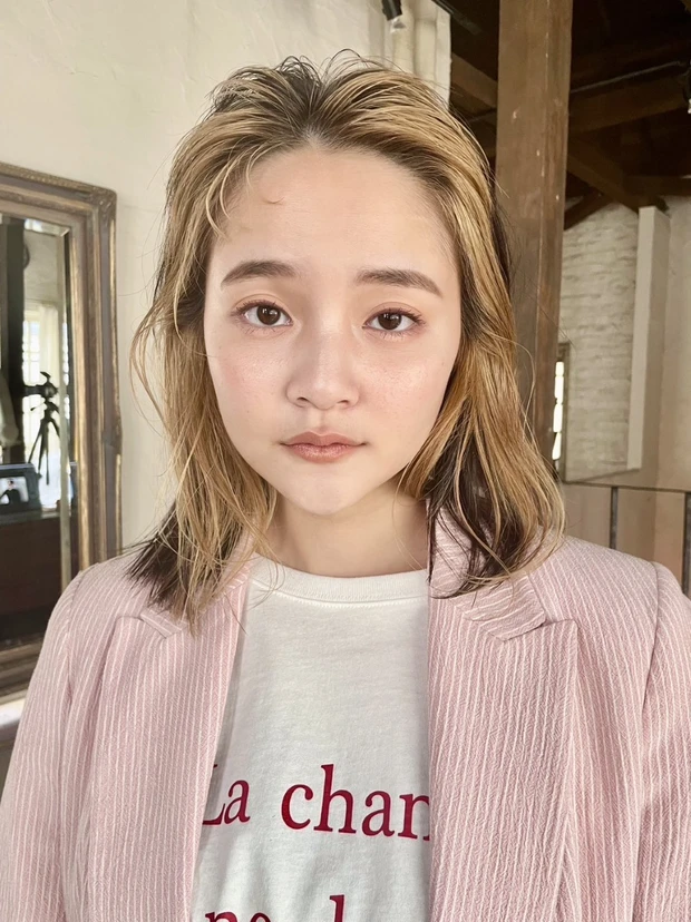 ミディアム　ヘア　髪型　ヘアスタイル　前髪なし　フェイスフレーミング　ベージュ　ヘアカラー