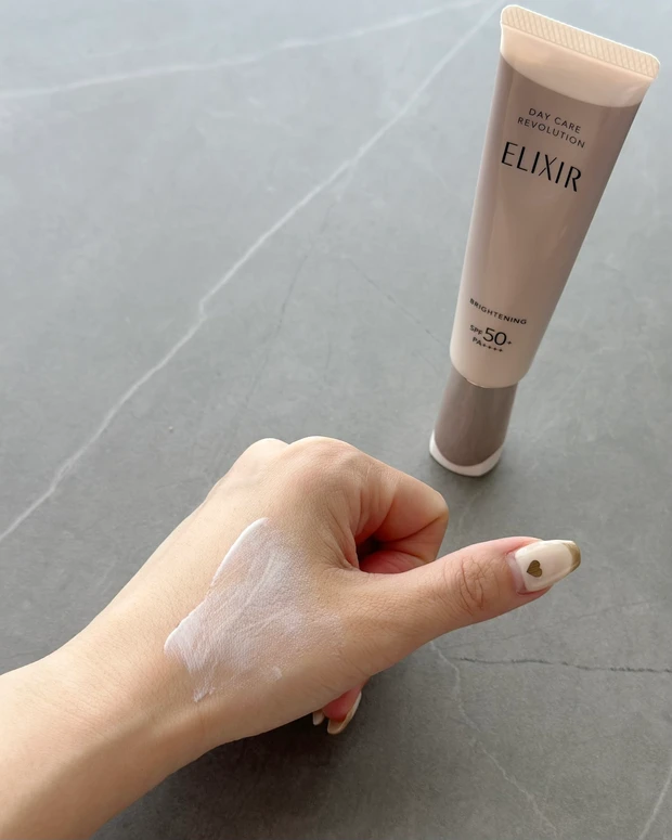 日焼け止めは焼けないだけじゃない！エリクシール
デーケアレボリューション ブライトニング ＋ ba_4