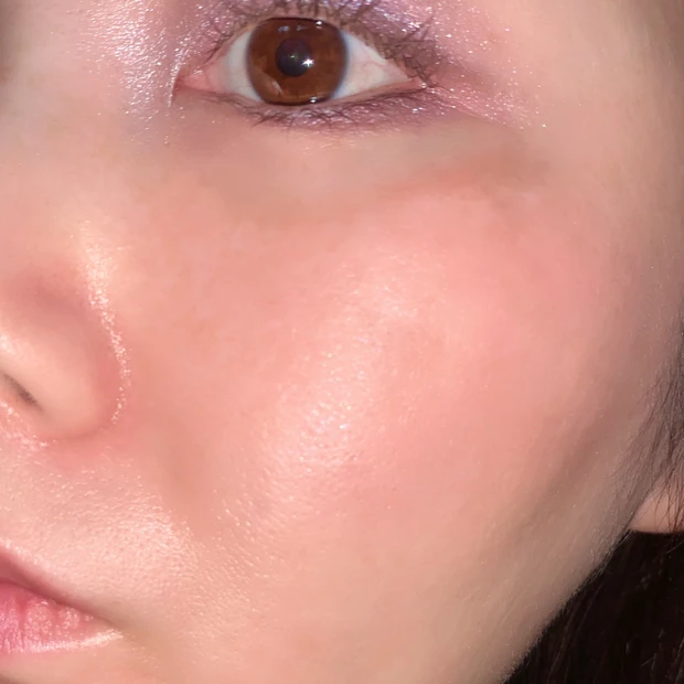 Dior ロージー グロウ 850 スターリー モーヴを頬に塗った仕上がり