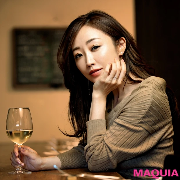 出会いを狙ってひとり飲み！ 力を抜いた婚活シーンに映える神崎流メイク&フ…