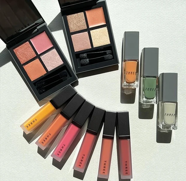 【春コスメ2023】THREEの春新色をスウォッチ! 太陽の温かな色と輝きを表現したカラーをご紹介