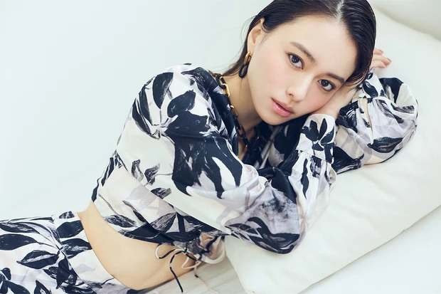 セレブがお手本! 山本舞香さんがダークな囲みアイメイク「スリープインスモーキーアイ」でスパイスの効いた洒落顔に