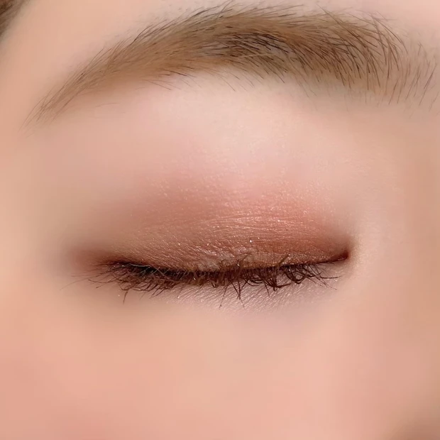 CANMAKE(キャンメイク)シルキースフレアイズ08ストロベリーコッパー使用アイメイク