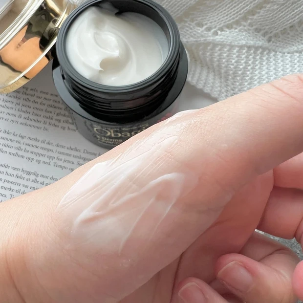 マキアインフルエンサー田辺彩さん　「オバジX ダーマアドバンスドリフト」テクスチャー②