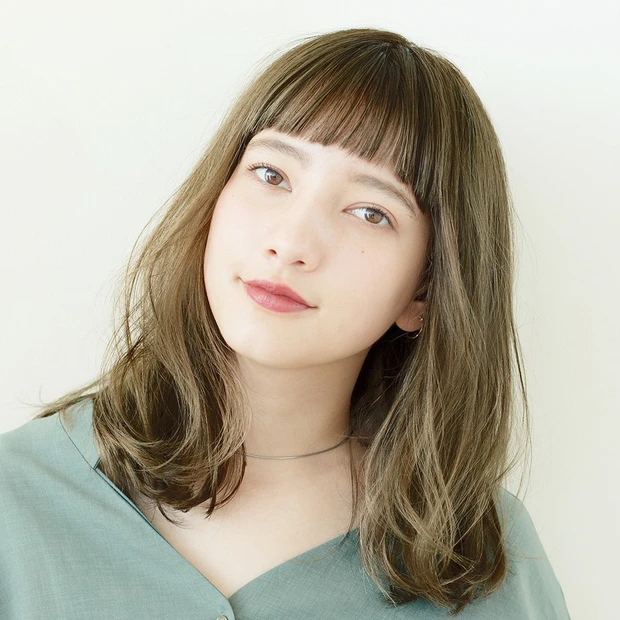 ワイドバング ミディアム ワイドバングミディ×クリーミーカラーで、スタイリッシュな愛され顔に!