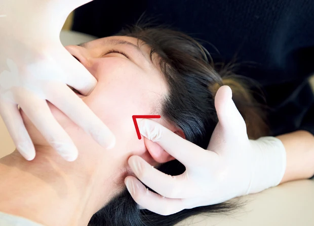 口に指を入れて皮膚と脂肪を鼻のほうに動かす