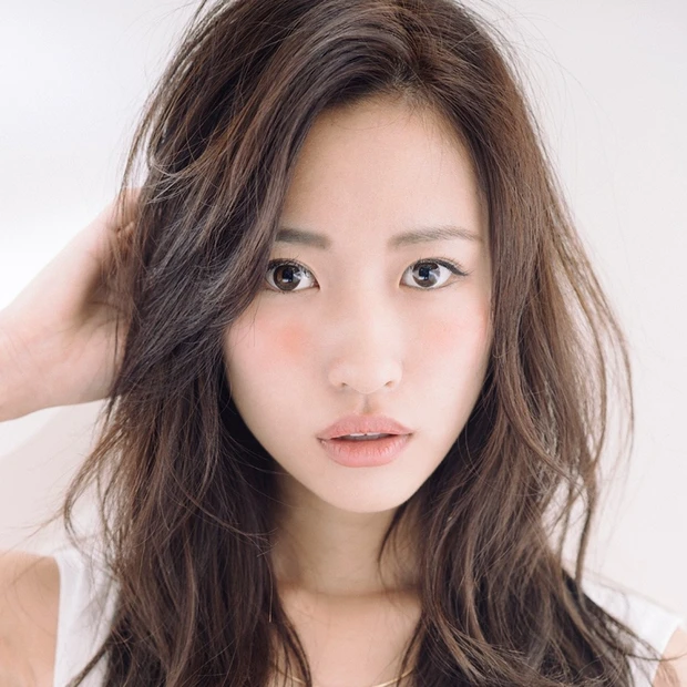 ほつれカールで飾らない色気をひとさじ、知性あふれる愛されロング