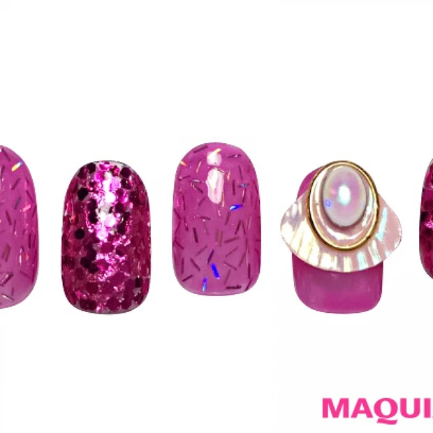 動くたび、輝きを変える、モードな「夏ピンク」ネイル