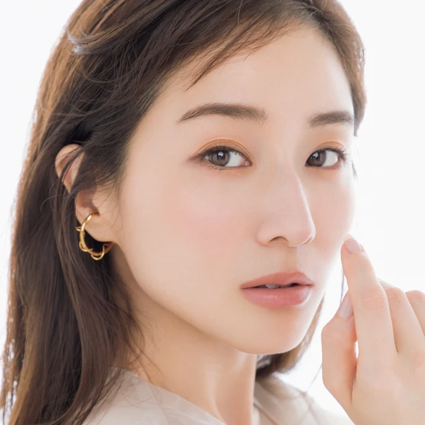 田中みな実の最新メイク！ 色で着替える3人のみな実にフォーカス