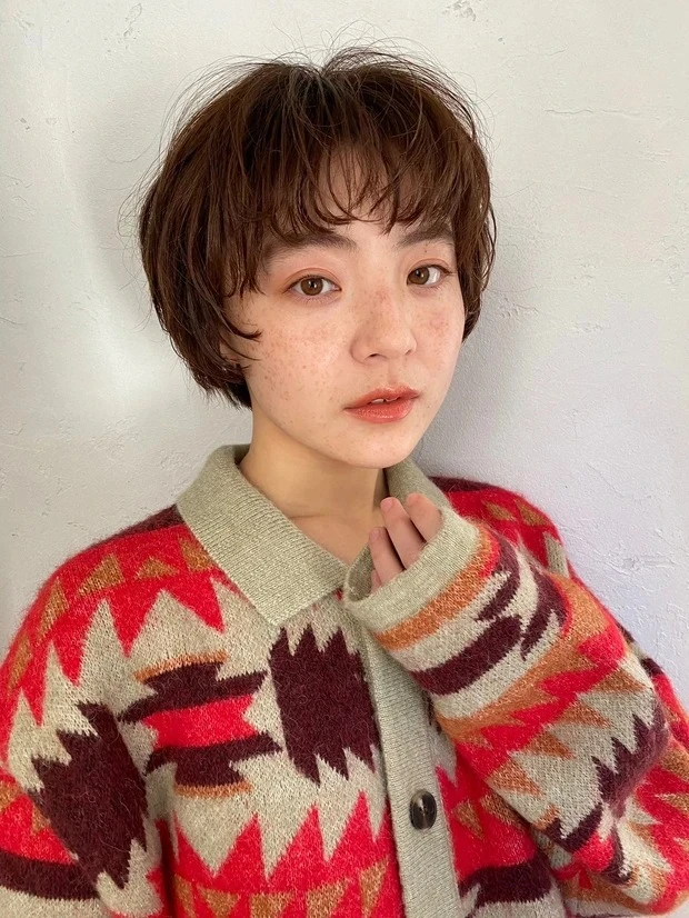 Un amiの髪型・ヘアスタイルまとめ_ショートヘア_【束感ショートレイヤー】短め前髪でおしゃれ顔に!くせ毛風こなれショートヘア