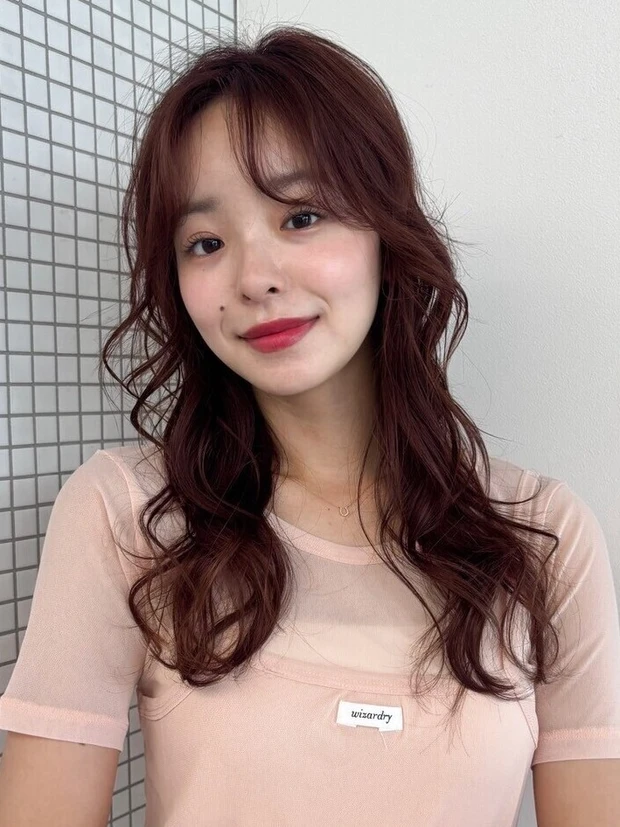 ヘアカタログ　ロング　ロングヘア　前髪あり　スタイリング