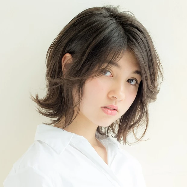 質感ミックスでおしゃれ見え！ くびれシルエットのレイヤーボブ