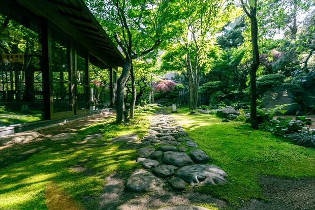 さやの湯処の日本庭園