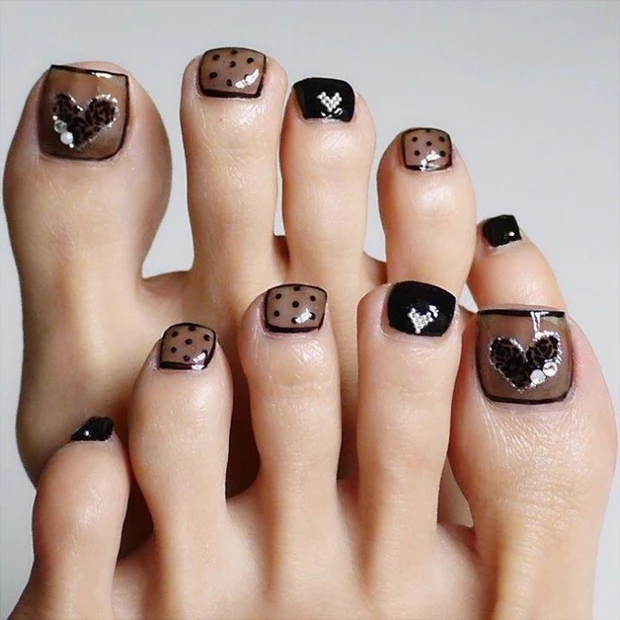 大人のバレンタインにおすすめ！ シースルーブラック×ハートフットネイル【…