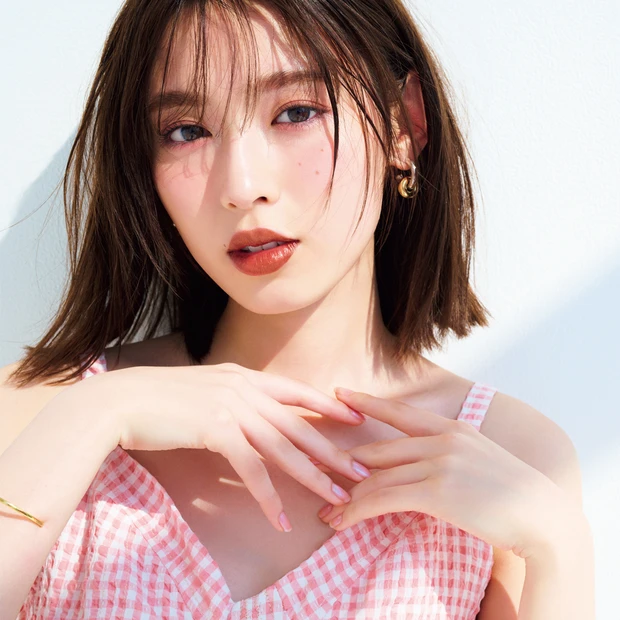 白石 聖さんがまとう微熱メイク。ブラウンリップで甘辛ワントーンにTRY