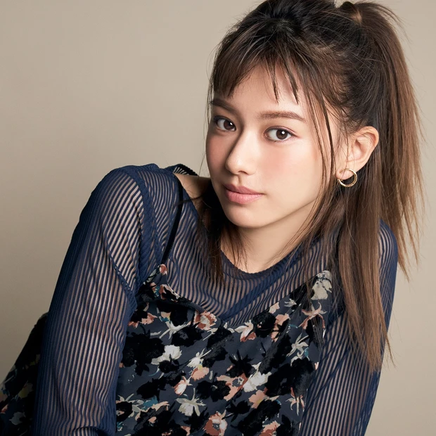 【山本舞香】ちょいモードで知的な黄みベージュリップ