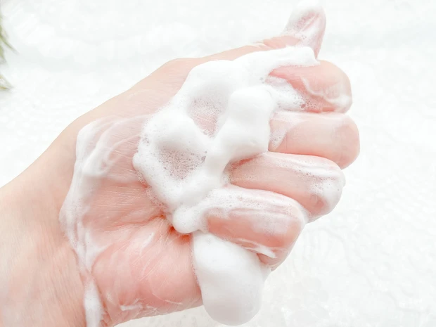 \ 弾力泡で洗う / 皮膚薬に特化した製薬会社マルホが手掛ける、イニクスのクッション泡洗顔料_3