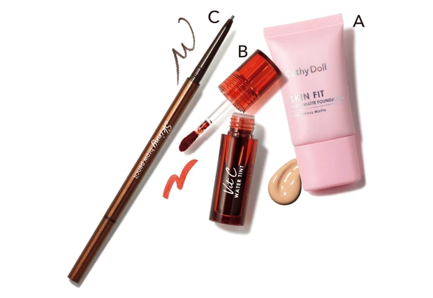 A キャシードール スキンフィットヌードマットファンデーション ミニ 15ml 全3色 各￥990、B 同 Vit C ウォーターティント 04 ￥770、C 同 スキニーブロウペンシル 06 ￥550／日本機能性コスメ研究所