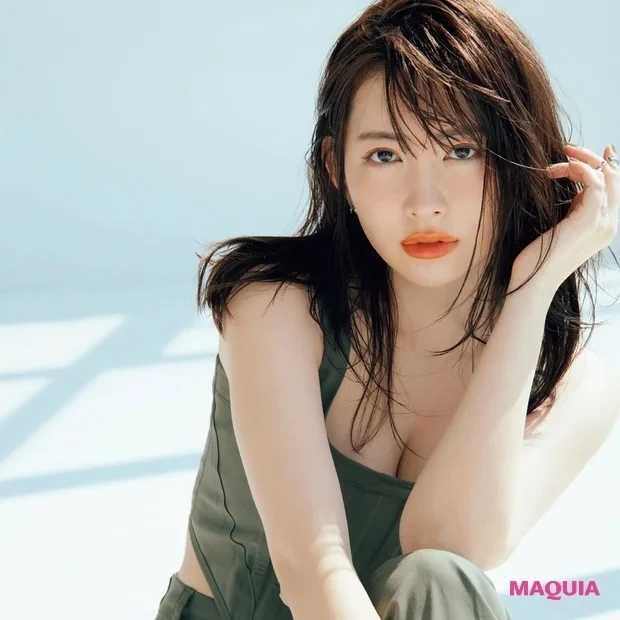 マキアモデル・小嶋陽菜さん_定番のオレンジメイクを 寒色と質感でアップデート
