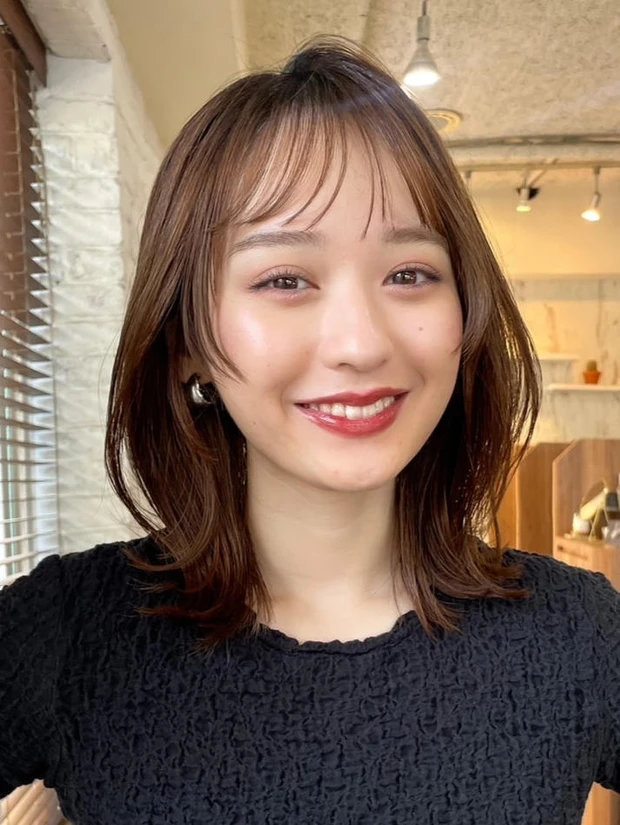 顔まわり レイヤー ミディアム 　くびれ　大人ミディアム