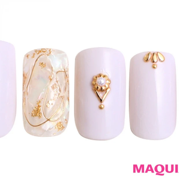 引きの美しさが際立つ、エレガントな「ゴールドスタッズ」ネイル