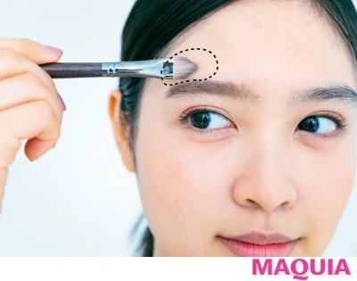 基本の眉の描き方_眉上のラインをなぞり洗練眉に仕上げて