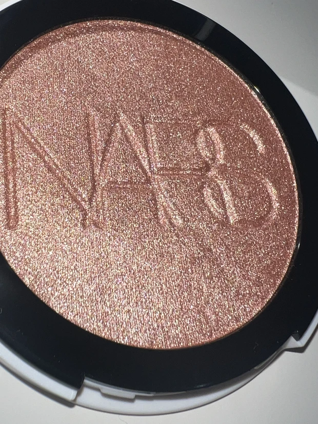 【2025年新作ハイライト】NARS「ライトリフレクティング ルミナイジングパウダー」使ってみた！人気の理由や口コミも紹介_4_1