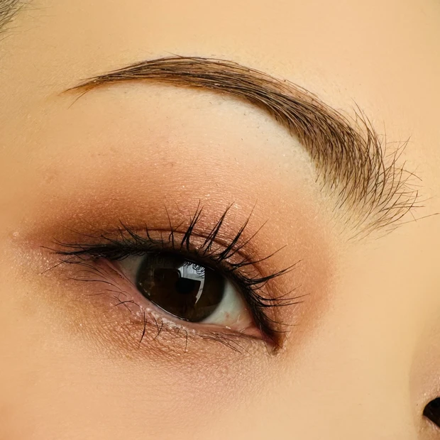 &beのスティックアイシャドウ(ダスティブラウン)スウォッチ