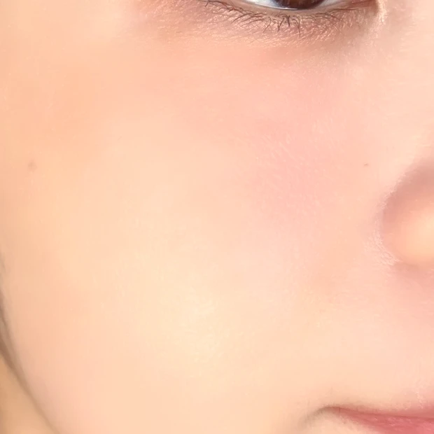 2aN デュアルチーク 02 ラブロージーを頬に塗った仕上がり写真