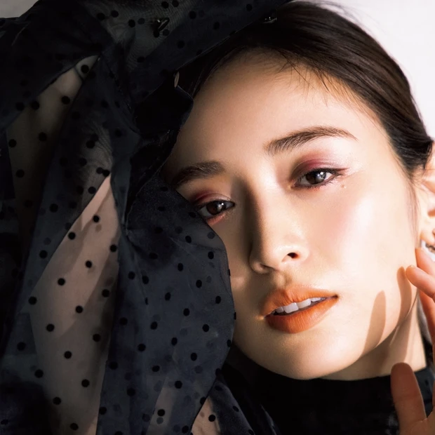 取り入れなきゃ損！ 今季注目の「赤メイク」はメタリックグレーとの合わせ技…