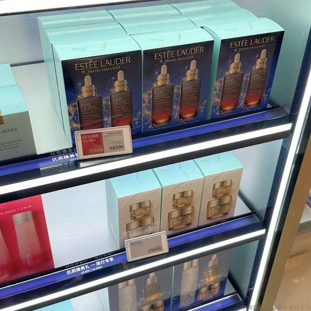 DFS沖縄 免税店 沖縄免税店 DFS沖縄のコスメ売り場の様子 ラグジュアリーな雰囲気のディスプレイが並ぶ エスティローダー 美容液 アドバンス ナイト リペアSMRコンプレックス