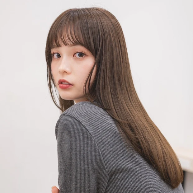 【ツヤ感ストレート】湿度が高い時期もストレート感をキープ! 顔まわりレイヤーで大人モードなロングヘア