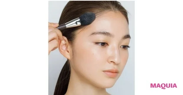 チークを額に塗る様子